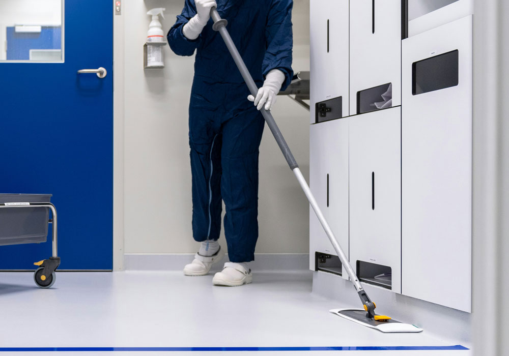 Passage de la serpillère dans un établissement de santé