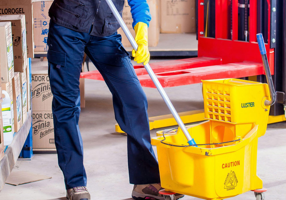 Passage de la serpillère dans un hangar