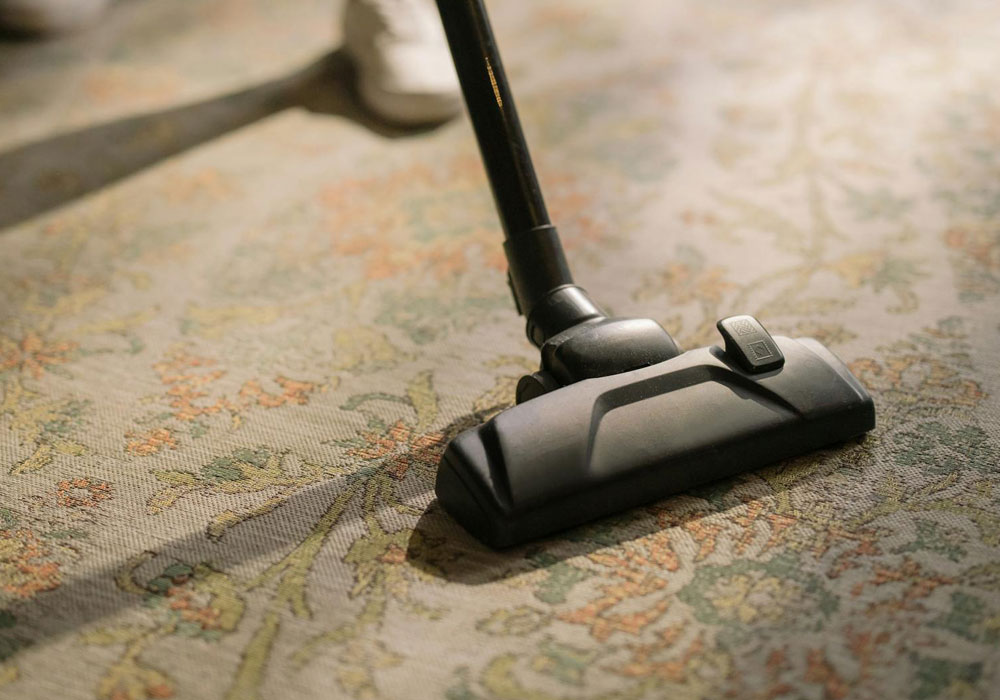 Nettoyage en cours d'un tapis